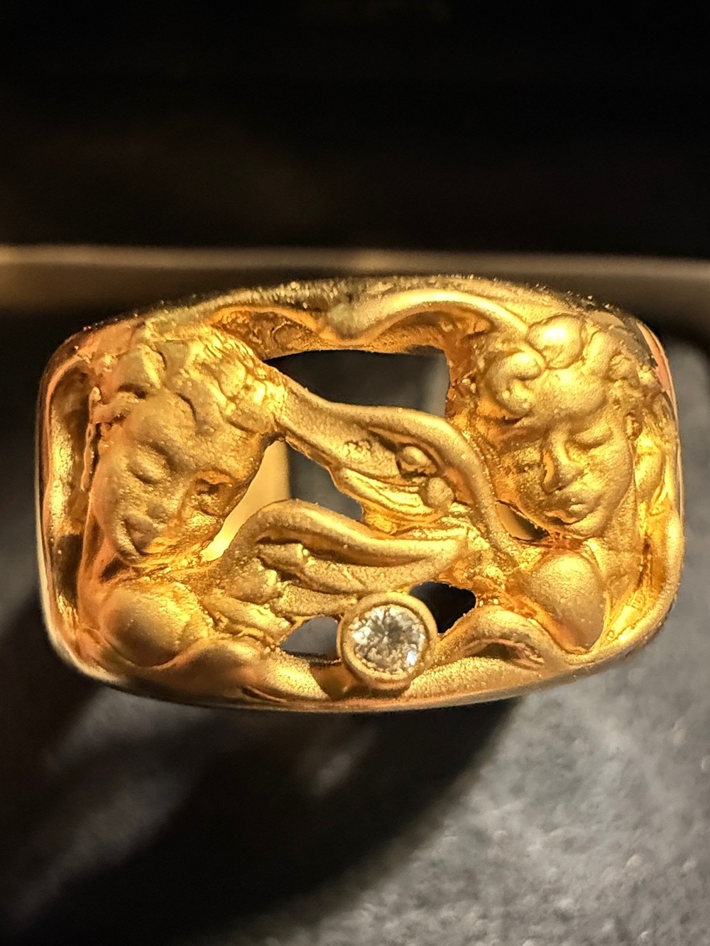 Carrera y Carrera 18k yellow gold angel cherub ring with white diamond